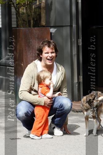 Amsterdam 22 april 2007
Leco v Zadelhoff aan het wandelen met Robbie op de c ornelis schuytstraat.