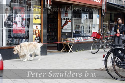 Amsterdam 10 april 2007
Maaike Widdershoven met haar hond aan het wandelen.