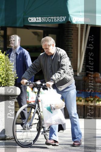 Amsterdam 21 april 2007
Maarten Spanjer boodschappen aan het doen op de cornelis schuytstraat.