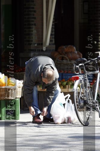Amsterdam 21 april 2007
Maarten Spanjer boodschappen aan het doen op de cornelis schuytstraat.