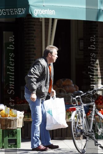 Amsterdam 21 april 2007
Maarten Spanjer boodschappen aan het doen op de cornelis schuytstraat.