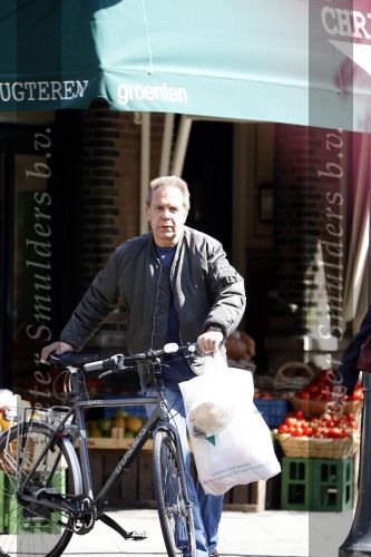 Amsterdam 21 april 2007
Maarten Spanjer boodschappen aan het doen op de cornelis schuytstraat.