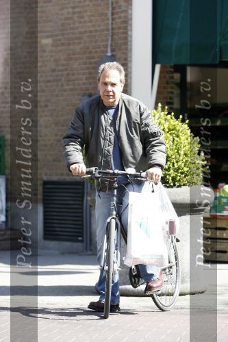 Amsterdam 21 april 2007
Maarten Spanjer boodschappen aan het doen op de cornelis schuytstraat.
