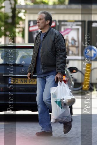 Amsterdam 21 april 2007
Maarten Spanjer boodschappen aan het doen op de cornelis schuytstraat.