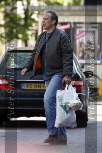 Amsterdam 21 april 2007
Maarten Spanjer boodschappen aan het doen op de cornelis schuytstraat.