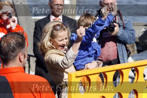 Woudrichem Den Bosch 30 april 2007
Koningin Beatrix Prins Willem Alexander Prins Friso mabel Wisse Smit Prins Constantijn Prinses Laurentien Prinses Margriet Pieter v Vollenhoven Prins Maurits Prinses Marilene Prins Bernhard jr Prinses Annette Prins Pieter Christiaan Prinses  Anita Prins Floris en Prinses Aimee koninginnedag 2007.