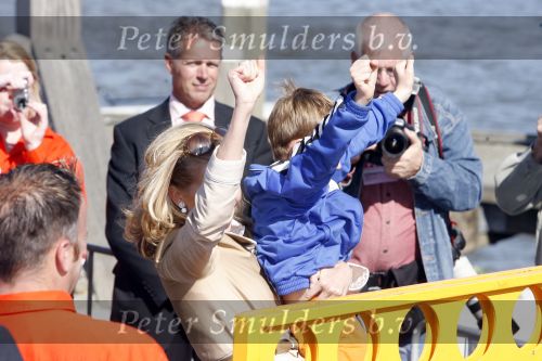 Woudrichem Den Bosch 30 april 2007
Koningin Beatrix Prins Willem Alexander Prins Friso mabel Wisse Smit Prins Constantijn Prinses Laurentien Prinses Margriet Pieter v Vollenhoven Prins Maurits Prinses Marilene Prins Bernhard jr Prinses Annette Prins Pieter Christiaan Prinses  Anita Prins Floris en Prinses Aimee koninginnedag 2007.