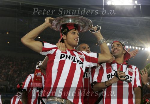 Eindhoven, 2 Mei 2007 Twee dagen na het onverwachte landskampioenschap van PSV Seizoen 2006/2007 was er een huldiging voor de PSV Selektie.
Op de foto Manuel Da Costa met de schaal , Alex PSV en Diego Tardelli