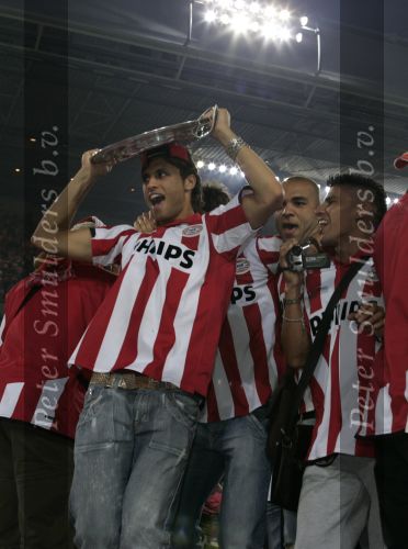 Eindhoven, 2 Mei 2007 Twee dagen na het onverwachte landskampioenschap van PSV Seizoen 2006/2007 was er een huldiging voor de PSV Selektie.
Op de foto Manuel Da Costa met de schaal