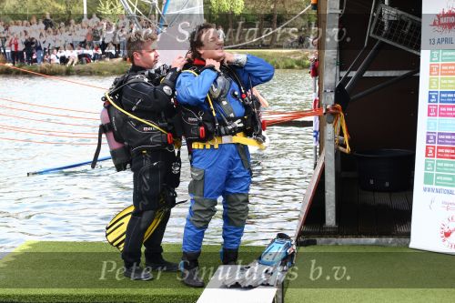 Westerhoven 18 april 2007
Marco Borsato geeft frits wester duikles op de dag van de watersport.