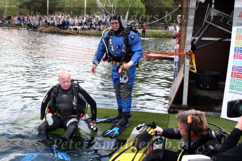Westerhoven 18 april 2007
Marco Borsato geeft frits wester duikles op de dag van de watersport.