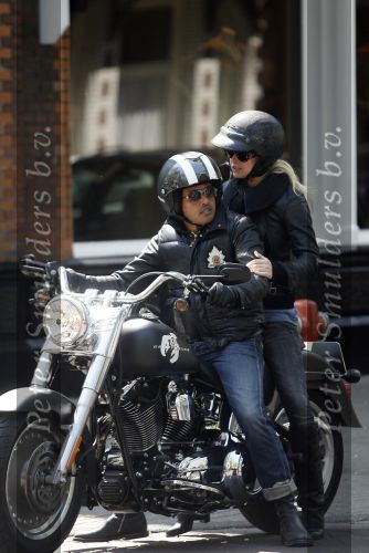 Amsterdam 5 mei 2007
Steve te Pas en zijn vrouw Maria Kooistra op harley Davidson op de cornelis schuytstraat.