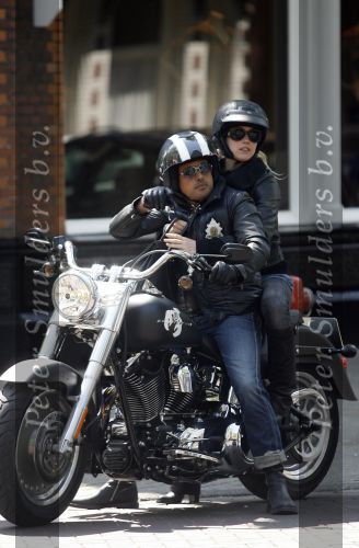 Amsterdam 5 mei 2007
Steve te Pas en zijn vrouw Maria Kooistra op harley Davidson op de cornelis schuytstraat.