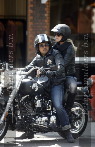 Amsterdam 5 mei 2007
Steve te Pas en zijn vrouw Maria Kooistra op harley Davidson op de cornelis schuytstraat.