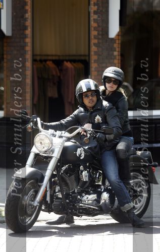 Amsterdam 5 mei 2007
Steve te Pas en zijn vrouw Maria Kooistra op harley Davidson op de cornelis schuytstraat.