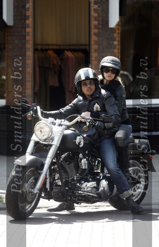 Amsterdam 5 mei 2007
Steve te Pas en zijn vrouw Maria Kooistra op harley Davidson op de cornelis schuytstraat.
