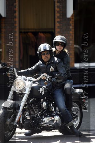 Amsterdam 5 mei 2007
Steve te Pas en zijn vrouw Maria Kooistra op harley Davidson op de cornelis schuytstraat.