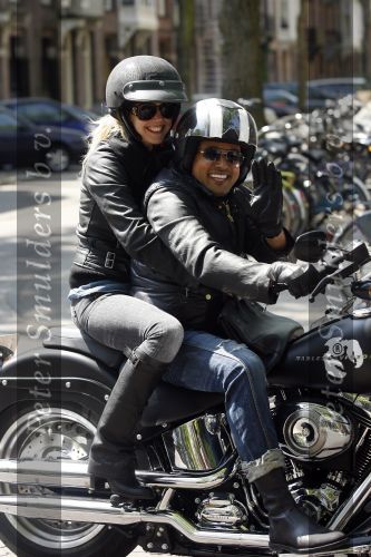 Amsterdam 5 mei 2007
Steve te Pas en zijn vrouw Maria Kooistra op harley Davidson op de cornelis schuytstraat.