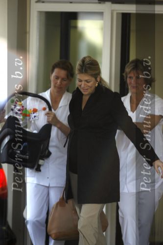 Den Haag 11 april 2007
Prinses Maxima vertrekt via zei uitgang het Bronvo ziekenhuis na geboorte  van derde dochter.