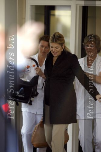 Den Haag 11 april 2007
Prinses Maxima vertrekt via zei uitgang het Bronvo ziekenhuis na geboorte  van derde dochter.