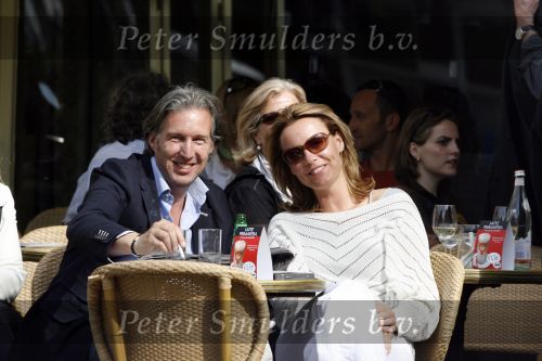 Amsterdam 13 april 2007
Micky Hoogendijk met een vriend op terras bij joffers  op de cornelis schuytsraat.
