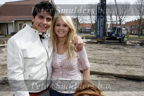 Volendam 13 april 2007
Jan Smit bij het slaan van de eerste paal van zijn nieuwe huis. Jan met zijn zus Monique