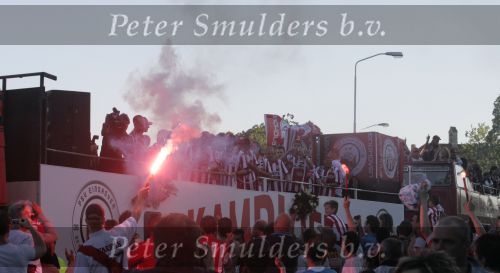 Eindhoven, 1 Mei 2007 Huldiging Selektie van PSV in het PSV-stadion 2 dagen nadat zij voor de 20e maal kampioen zijn geworden van Nederland
op de platte kar
