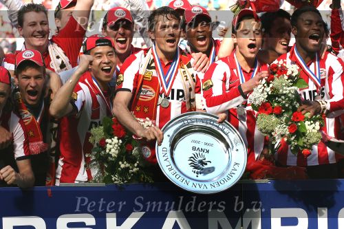 Eindhoven, 29 April 2007 Kampioenswestrijd PSV-Vitesse, eindstand 5-1
Seizoen 2006/2007 Onverwachts landskampioenschap voor PSV doordat de concurrent AZ verloor en Ajax een doelpunt tekort kwam
Phillip Cocu toont de kampioensschaal en is blij samen met o.a. Ibrahim Afellay Manuel Da Costa, Arouna Kone en Diego Tardelli,Gomes, Eric Addo, Alex PSV,Sun Xiang, Ibrahim Afellay, Timmy Simons, Patrick Kluivert, Jan Kromkamp en Jefferson Farfan
Dit was officieel de laatste wedstrijd voor PSV-aanvoerder Phillip Cocu