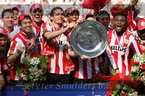 Eindhoven, 29 April 2007 Kampioenswestrijd PSV-Vitesse, eindstand 5-1
Seizoen 2006/2007 Onverwachts landskampioenschap voor PSV doordat de concurrent AZ verloor en Ajax een doelpunt tekort kwam
Phillip Cocu toont de kampioensschaal en is blij samen met o.a. Ibrahim Afellay Manuel Da Costa, Arouna Kone en Diego Tardelli,Gomes, Eric Addo, Alex PSV,Sun Xiang, Ibrahim Afellay, Timmy Simons, Patrick Kluivert, Jan Kromkamp en Jefferson Farfan
Dit was officieel de laatste wedstrijd voor PSV-aanvoerder Phillip Cocu