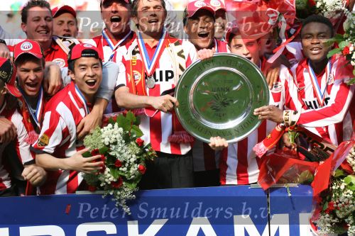 Eindhoven, 29 April 2007 Kampioenswestrijd PSV-Vitesse, eindstand 5-1
Seizoen 2006/2007 Onverwachts landskampioenschap voor PSV doordat de concurrent AZ verloor en Ajax een doelpunt tekort kwam
Phillip Cocu toont de kampioensschaal en is blij samen met o.a. Ibrahim Afellay Manuel Da Costa, Arouna Kone en Diego Tardelli,Gomes, Eric Addo, Alex PSV,Sun Xiang, Ibrahim Afellay, Timmy Simons, Patrick Kluivert, Jan Kromkamp en Jefferson Farfan
Dit was officieel de laatste wedstrijd voor PSV-aanvoerder Phillip Cocu