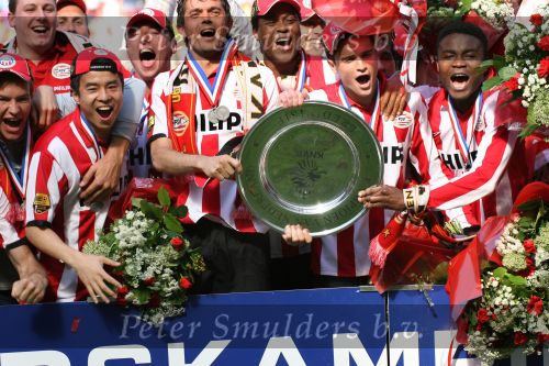 Eindhoven, 29 April 2007 Kampioenswestrijd PSV-Vitesse, eindstand 5-1
Seizoen 2006/2007 Onverwachts landskampioenschap voor PSV doordat de concurrent AZ verloor en Ajax een doelpunt tekort kwam
Phillip Cocu toont de kampioensschaal en is blij samen met o.a. Ibrahim Afellay Manuel Da Costa, Arouna Kone en Diego Tardelli,Gomes, Eric Addo, Alex PSV,Sun Xiang, Ibrahim Afellay, Timmy Simons, Patrick Kluivert, Jan Kromkamp en Jefferson Farfan
Dit was officieel de laatste wedstrijd voor PSV-aanvoerder Phillip Cocu
