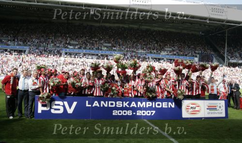Eindhoven, 29 April 2007 Kampioenswestrijd PSV-Vitesse, eindstand 5-1
Seizoen 2006/2007 Onverwachts landskampioenschap voor PSV doordat de concurrent AZ verloor en Ajax een doelpunt tekort kwam
Phillip Cocu toont de kampioensschaal en is blij samen met o.a. Ibrahim Afellay Manuel Da Costa, Arouna Kone en Diego Tardelli,Gomes, Eric Addo, Alex PSV,Sun Xiang, Ibrahim Afellay, Timmy Simons, Patrick Kluivert, Jan Kromkamp en Jefferson Farfan
Dit was officieel de laatste wedstrijd voor PSV-aanvoerder Phillip Cocu