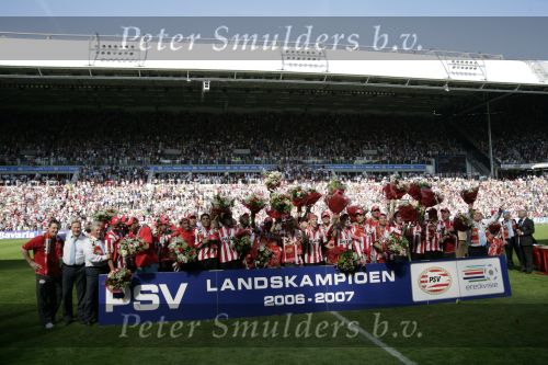 Eindhoven, 29 April 2007 Kampioenswestrijd PSV-Vitesse, eindstand 5-1
Seizoen 2006/2007 Onverwachts landskampioenschap voor PSV doordat de concurrent AZ verloor en Ajax een doelpunt tekort kwam
Phillip Cocu toont de kampioensschaal en is blij samen met o.a. Ibrahim Afellay Manuel Da Costa, Arouna Kone en Diego Tardelli,Gomes, Eric Addo, Alex PSV,Sun Xiang, Ibrahim Afellay, Timmy Simons  en Jefferson Farfan
Dit was officieel de laatste wedstrijd voor PSV-aanvoerder Phillip Cocu