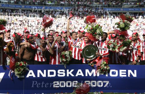 Eindhoven, 29 April 2007 Kampioenswestrijd PSV-Vitesse, eindstand 5-1
Seizoen 2006/2007 Onverwachts landskampioenschap voor PSV doordat de concurrent AZ verloor en Ajax een doelpunt tekort kwam
Phillip Cocu toont de kampioensschaal en is blij samen met o.a. Ibrahim Afellay Manuel Da Costa, Arouna Kone en Diego Tardelli,Gomes, Eric Addo, Alex PSV,Sun Xiang, Ibrahim Afellay, Timmy Simons  en Jefferson Farfan
Dit was officieel de laatste wedstrijd voor PSV-aanvoerder Phillip Cocu