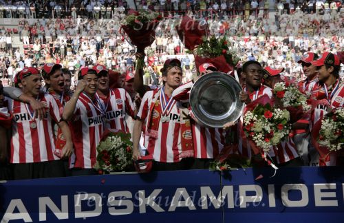 Eindhoven, 29 April 2007 Kampioenswestrijd PSV-Vitesse, eindstand 5-1
Seizoen 2006/2007 Onverwachts landskampioenschap voor PSV doordat de concurrent AZ verloor en Ajax een doelpunt tekort kwam
Phillip Cocu toont de kampioensschaal en is blij samen met o.a. Ibrahim Afellay Manuel Da Costa, Arouna Kone en Diego Tardelli,Gomes, Eric Addo, Alex PSV,Sun Xiang, Ibrahim Afellay, Timmy Simons, Patrick Kluivert, Jan Kromkamp en Jefferson Farfan
Dit was officieel de laatste wedstrijd voor PSV-aanvoerder Phillip Cocu