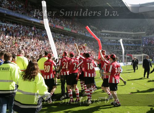 Eindhoven, 29 April 2007 Kampioenswestrijd PSV-Vitesse, eindstand 5-1
Seizoen 2006/2007 Onverwachts landskampioenschap voor PSV doordat de concurrent AZ verloor en Ajax een doelpunt tekort kwam
Phillip Cocu toont de kampioensschaal en is blij samen met o.a. Ibrahim Afellay Manuel Da Costa, Arouna Kone en Diego Tardelli,Gomes, Eric Addo, Alex PSV,Sun Xiang, Ibrahim Afellay, Timmy Simons, Patrick Kluivert, Jan Kromkamp en Jefferson Farfan
Dit was officieel de laatste wedstrijd voor PSV-aanvoerder Phillip Cocu