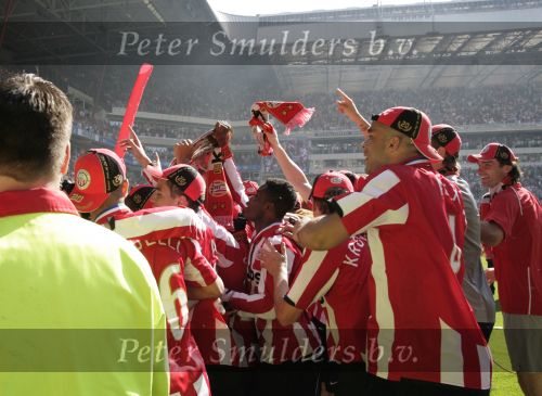 Eindhoven, 29 April 2007 Kampioenswestrijd PSV-Vitesse, eindstand 5-1
Seizoen 2006/2007 Onverwachts landskampioenschap voor PSV doordat de concurrent AZ verloor en Ajax een doelpunt tekort kwam
Phillip Cocu toont de kampioensschaal en is blij samen met o.a. Ibrahim Afellay Manuel Da Costa, Arouna Kone en Diego Tardelli,Gomes, Eric Addo, Alex PSV,Sun Xiang, Ibrahim Afellay, Timmy Simons, Patrick Kluivert, Jan Kromkamp en Jefferson Farfan
Dit was officieel de laatste wedstrijd voor PSV-aanvoerder Phillip Cocu