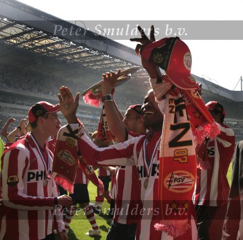Eindhoven, 29 April 2007 Kampioenswestrijd PSV-Vitesse, eindstand 5-1
Seizoen 2006/2007 Onverwachts landskampioenschap voor PSV doordat de concurrent AZ verloor en Ajax een doelpunt tekort kwam
Phillip Cocu toont de kampioensschaal en is blij samen met o.a. Ibrahim Afellay Manuel Da Costa, Arouna Kone en Diego Tardelli,Gomes, Eric Addo, Alex PSV,Sun Xiang, Ibrahim Afellay, Timmy Simons, Patrick Kluivert, Jan Kromkamp en Jefferson Farfan
Dit was officieel de laatste wedstrijd voor PSV-aanvoerder Phillip Cocu