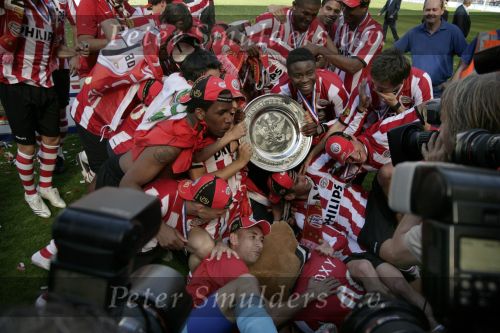 Eindhoven, 29 April 2007 Kampioenswestrijd PSV-Vitesse, eindstand 5-1
Seizoen 2006/2007 Onverwachts landskampioenschap voor PSV doordat de concurrent AZ verloor en Ajax een doelpunt tekort kwam
Phillip Cocu toont de kampioensschaal en is blij samen met o.a. Ibrahim Afellay Manuel Da Costa, Arouna Kone en Diego Tardelli,Gomes, Eric Addo, Alex PSV,Sun Xiang en Jefferson Farfan
Dit was officieel de laatste wedstrijd voor PSV-aanvoerder Phillip Cocu