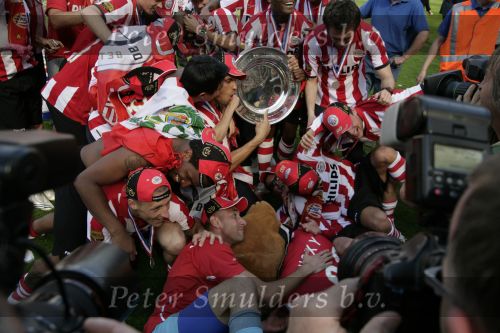 Eindhoven, 29 April 2007 Kampioenswestrijd PSV-Vitesse, eindstand 5-1
Seizoen 2006/2007 Onverwachts landskampioenschap voor PSV doordat de concurrent AZ verloor en Ajax een doelpunt tekort kwam
Phillip Cocu toont de kampioensschaal en is blij samen met o.a. Ibrahim Afellay Manuel Da Costa, Arouna Kone en Diego Tardelli,Gomes, Sun Xiang en Jefferson Farfan
Dit was officieel de laatste wedstrijd voor PSV-aanvoerder Phillip Cocu