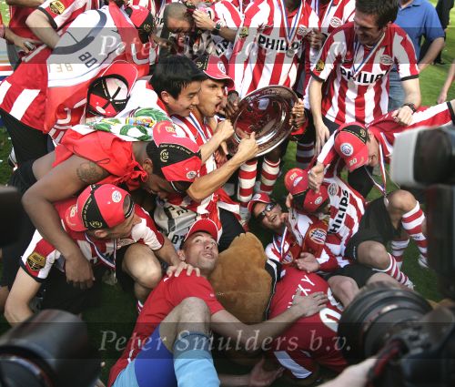 Eindhoven, 29 April 2007 Kampioenswestrijd PSV-Vitesse, eindstand 5-1
Seizoen 2006/2007 Onverwachts landskampioenschap voor PSV doordat de concurrent AZ verloor en Ajax een doelpunt tekort kwam
Phillip Cocu toont de kampioensschaal en is blij samen met o.a. Ibrahim Afellay Manuel Da Costa, Arouna Kone en Diego Tardelli,Gomes, Eric Addo, Alex PSV,Sun Xiang, Ibrahim Afellay, Timmy Simons, Patrick Kluivert, Jan Kromkamp en Jefferson Farfan
Dit was officieel de laatste wedstrijd voor PSV-aanvoerder Phillip Cocu