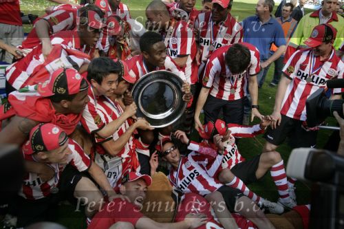 Eindhoven, 29 April 2007 Kampioenswestrijd PSV-Vitesse, eindstand 5-1
Seizoen 2006/2007 Onverwachts landskampioenschap voor PSV doordat de concurrent AZ verloor en Ajax een doelpunt tekort kwam
Phillip Cocu toont de kampioensschaal en is blij samen met o.a. Ibrahim Afellay Manuel Da Costa, Arouna Kone en Diego Tardelli,Gomes, Eric Addo, Alex PSV,Sun Xiang, Ibrahim Afellay, Timmy Simons  en Jefferson Farfan
Dit was officieel de laatste wedstrijd voor PSV-aanvoerder Phillip Cocu