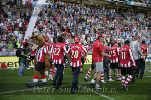 Eindhoven, 29 April 2007 Kampioenswestrijd PSV-Vitesse, eindstand 5-1
Seizoen 2006/2007 Onverwachts landskampioenschap voor PSV doordat de concurrent AZ verloor en Ajax een doelpunt tekort kwam
Phillip Cocu toont de kampioensschaal en is blij samen met o.a. Ibrahim Afellay Manuel Da Costa, Arouna Kone en Diego Tardelli,Gomes, Eric Addo, Alex PSV,Sun Xiang, Ibrahim Afellay, Timmy Simons, Patrick Kluivert, Jan Kromkamp en Jefferson Farfan
Dit was officieel de laatste wedstrijd voor PSV-aanvoerder Phillip Cocu