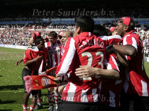 Eindhoven, 29 April 2007 Kampioenswestrijd PSV-Vitesse, eindstand 5-1
Seizoen 2006/2007 Onverwachts landskampioenschap voor PSV doordat de concurrent AZ verloor en Ajax een doelpunt tekort kwam
Phillip Cocu toont de kampioensschaal en is blij samen met o.a. Ibrahim Afellay Manuel Da Costa, Arouna Kone en Diego Tardelli,Gomes, Eric Addo, Alex PSV,Sun Xiang, Ibrahim Afellay, Timmy Simons, Patrick Kluivert, Jan Kromkamp en Jefferson Farfan
Dit was officieel de laatste wedstrijd voor PSV-aanvoerder Phillip Cocu