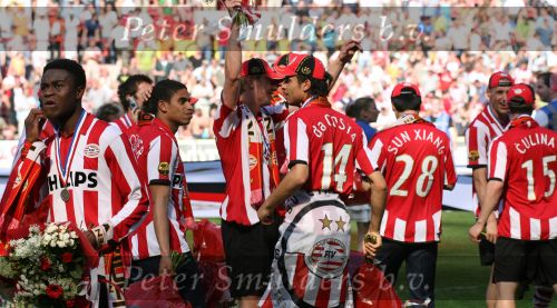 Eindhoven, 29 April 2007 Kampioenswestrijd PSV-Vitesse, eindstand 5-1
Seizoen 2006/2007 Onverwachts landskampioenschap voor PSV doordat de concurrent AZ verloor en Ajax een doelpunt tekort kwam
Phillip Cocu toont de kampioensschaal en is blij samen met o.a. Ibrahim Afellay Manuel Da Costa, Arouna Kone en Diego Tardelli,Gomes, Eric Addo, Alex PSV,Sun Xiang, Ibrahim Afellay, Timmy Simons, Patrick Kluivert, Jan Kromkamp en Jefferson Farfan
Dit was officieel de laatste wedstrijd voor PSV-aanvoerder Phillip Cocu