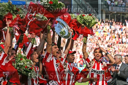 Eindhoven, 29 April 2007 Kampioenswestrijd PSV-Vitesse, eindstand 5-1
Seizoen 2006/2007 Onverwachts landskampioenschap voor PSV doordat de concurrent AZ verloor en Ajax een doelpunt tekort kwam
Phillip Cocu toont de kampioensschaal en is blij samen met o.a. Ibrahim Afellay Manuel Da Costa, Arouna Kone en Diego Tardelli
Dit was officieel de laatste wedstrijd voor PSV-aanvoerder Phillip Cocu
