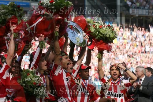 Eindhoven, 29 April 2007 Kampioenswestrijd PSV-Vitesse, eindstand 5-1
Seizoen 2006/2007 Onverwachts landskampioenschap voor PSV doordat de concurrent AZ verloor en Ajax een doelpunt tekort kwam
Phillip Cocu toont de kampioensschaal en is blij samen met o.a. Ibrahim Afellay Manuel Da Costa, Arouna Kone en Diego Tardelli,Gomes, Eric Addo, Alex PSV,Sun Xiang, Ibrahim Afellay, Timmy Simons, Patrick Kluivert, Jan Kromkamp en Jefferson Farfan
Dit was officieel de laatste wedstrijd voor PSV-aanvoerder Phillip Cocu