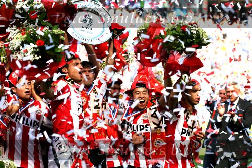 Eindhoven, 29 April 2007 Kampioenswestrijd PSV-Vitesse, eindstand 5-1
Seizoen 2006/2007 Onverwachts landskampioenschap voor PSV doordat de concurrent AZ verloor en Ajax een doelpunt tekort kwam
Phillip Cocu toont de kampioensschaal en is blij samen met o.a. Ibrahim Afellay Manuel Da Costa, Arouna Kone en Diego Tardelli,Gomes, Eric Addo, Alex PSV,Sun Xiang, Ibrahim Afellay, Timmy Simons, Patrick Kluivert, Jan Kromkamp en Jefferson Farfan
Dit was officieel de laatste wedstrijd voor PSV-aanvoerder Phillip Cocu