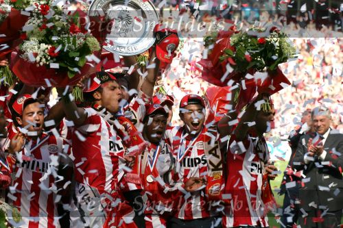 Eindhoven, 29 April 2007 Kampioenswestrijd PSV-Vitesse, eindstand 5-1
Seizoen 2006/2007 Onverwachts landskampioenschap voor PSV doordat de concurrent AZ verloor en Ajax een doelpunt tekort kwam
Phillip Cocu toont de kampioensschaal en is blij samen met o.a. Ibrahim Afellay Manuel Da Costa, Sun Xiang
Dit was officieel de laatste wedstrijd voor PSV-aanvoerder Phillip Cocu