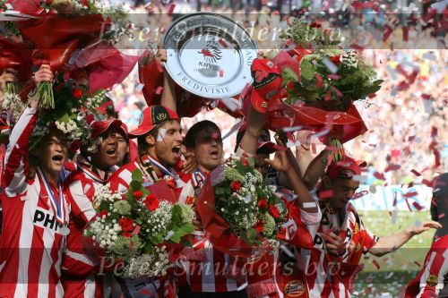 Eindhoven, 29 April 2007 Kampioenswestrijd PSV-Vitesse, eindstand 5-1
Seizoen 2006/2007 Onverwachts landskampioenschap voor PSV doordat de concurrent AZ verloor en Ajax een doelpunt tekort kwam
Phillip Cocu toont de kampioensschaal en is blij samen met o.a. Ibrahim Afellay Manuel Da Costa, Arouna Kone en Diego Tardelli,Gomes, Eric Addo, Alex PSV,Sun Xiang, Ibrahim Afellay, Timmy Simons  en Jefferson Farfan
Dit was officieel de laatste wedstrijd voor PSV-aanvoerder Phillip Cocu